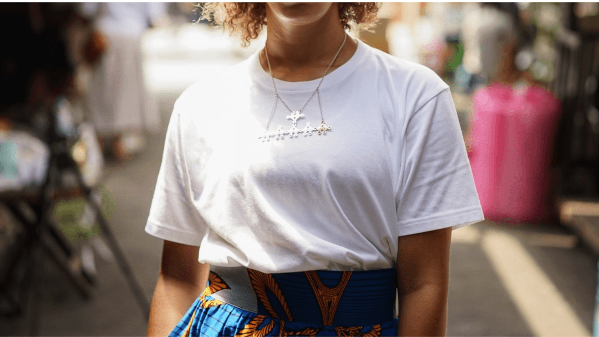 T-shirt basique à manches longues avec petit logo pour fille