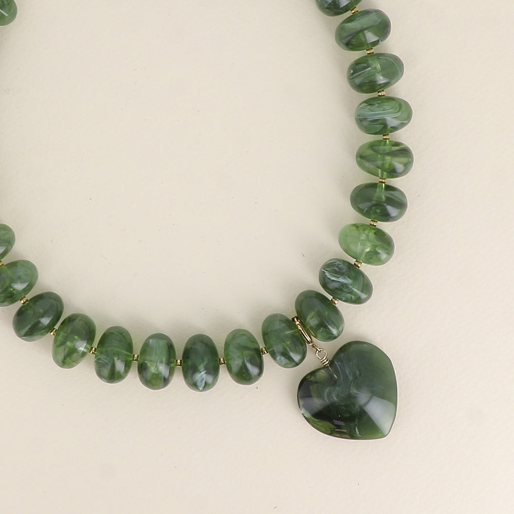 Collier sur fil - perles de résine et pendentif coeur