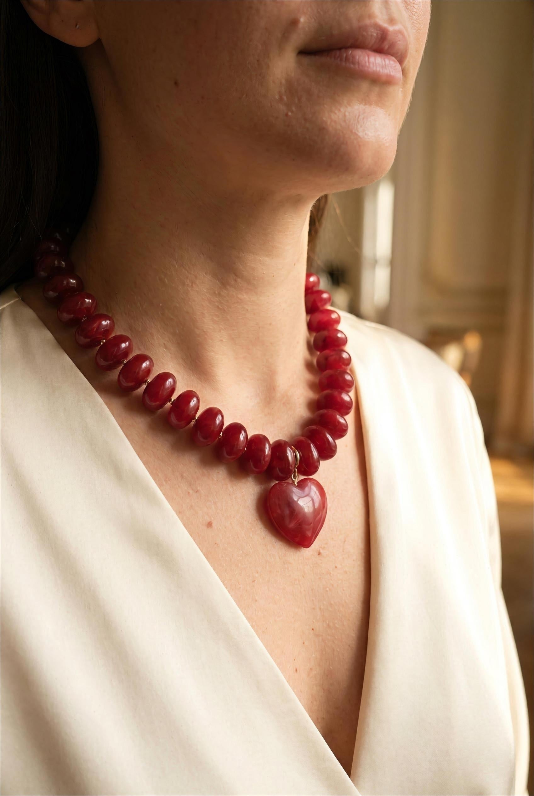 COLLIER SUR FIL - PERLES DE RÉSINE ET PENDENTIF COEUR DORÉ BORDEAUX - BOHM Collier