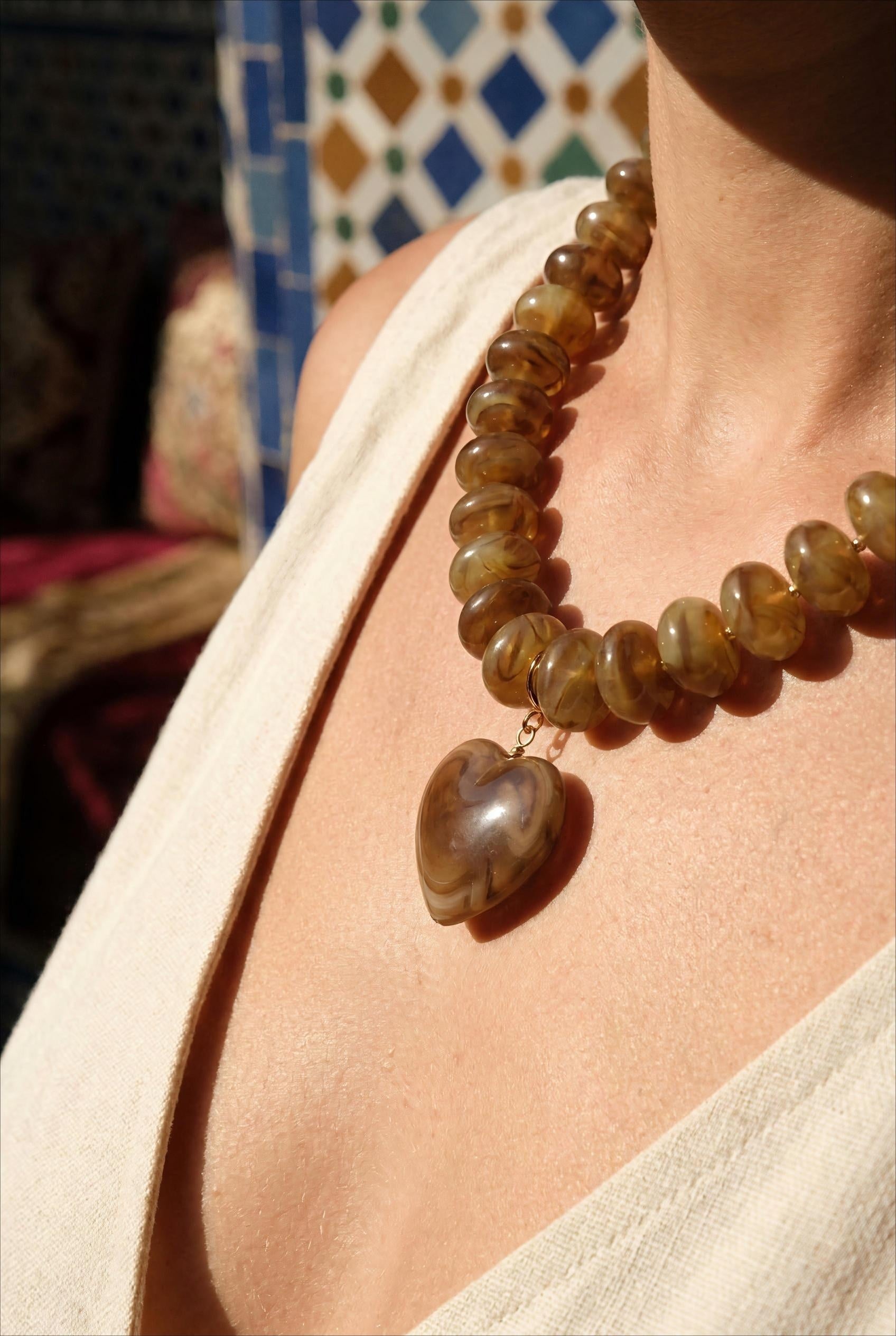 COLLIER SUR FIL - PERLES DE RÉSINE ET PENDENTIF COEUR DORÉ TAUPE - BOHM Collier