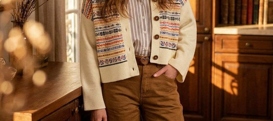 Pantalon Joely beige Minuit Douze porté avec un gilet jacquard écru, main dans la poche