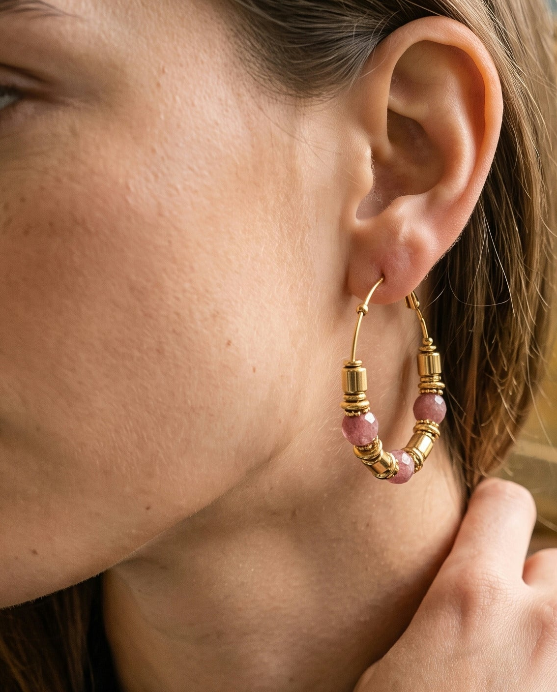BOUCLES D'OREILLES CREOLES PERLA VIOLET - MILË MILA Bague — Image générée par IA