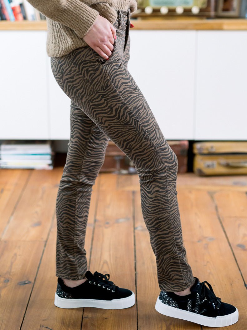 Pantalon Glow Zebra TABAC - HAPPY Pantalon pour femme
